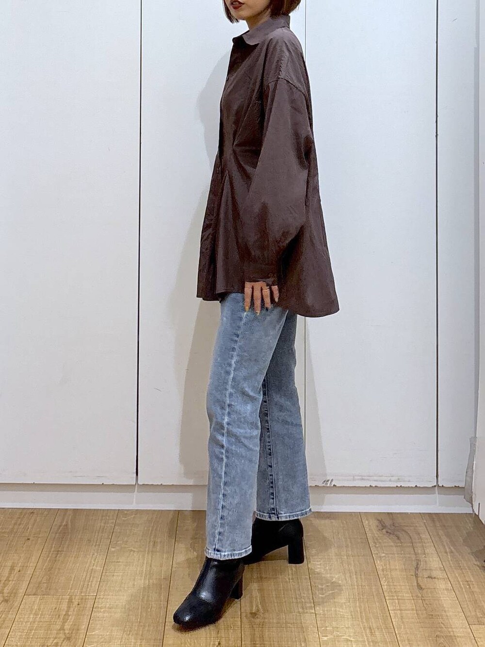 ブルー系のデニムパンツ、ブラウン系のシャツ/ブラウスを着用したレディースの秋コーディネートの3枚目の写真