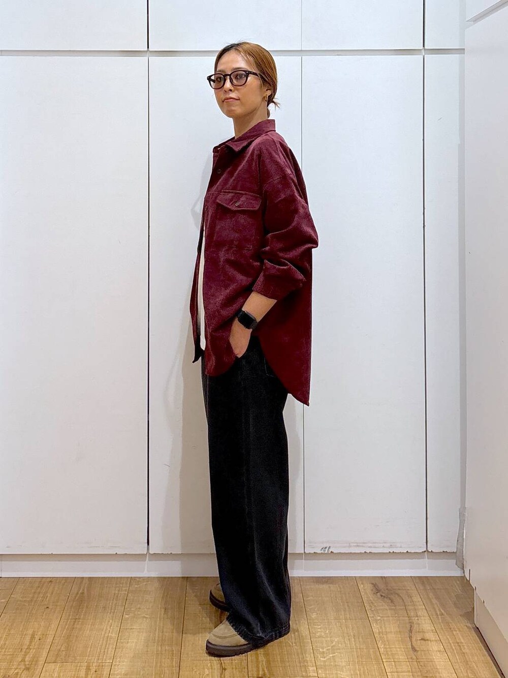 ブラック系のデニムパンツ、レッド系のシャツ/ブラウス、ベージュ系のローファーを着用したレディースの秋コーディネートの4枚目の写真