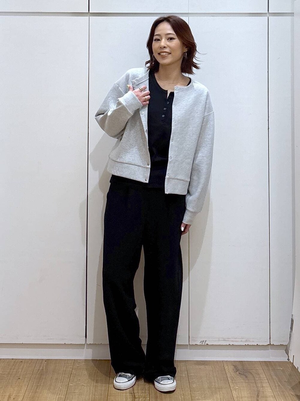 ブラック系のその他パンツ、グレー系のカーディガン/ボレロ、ブラック系のタンクトップを着用したレディースの春コーディネートの2枚目の写真