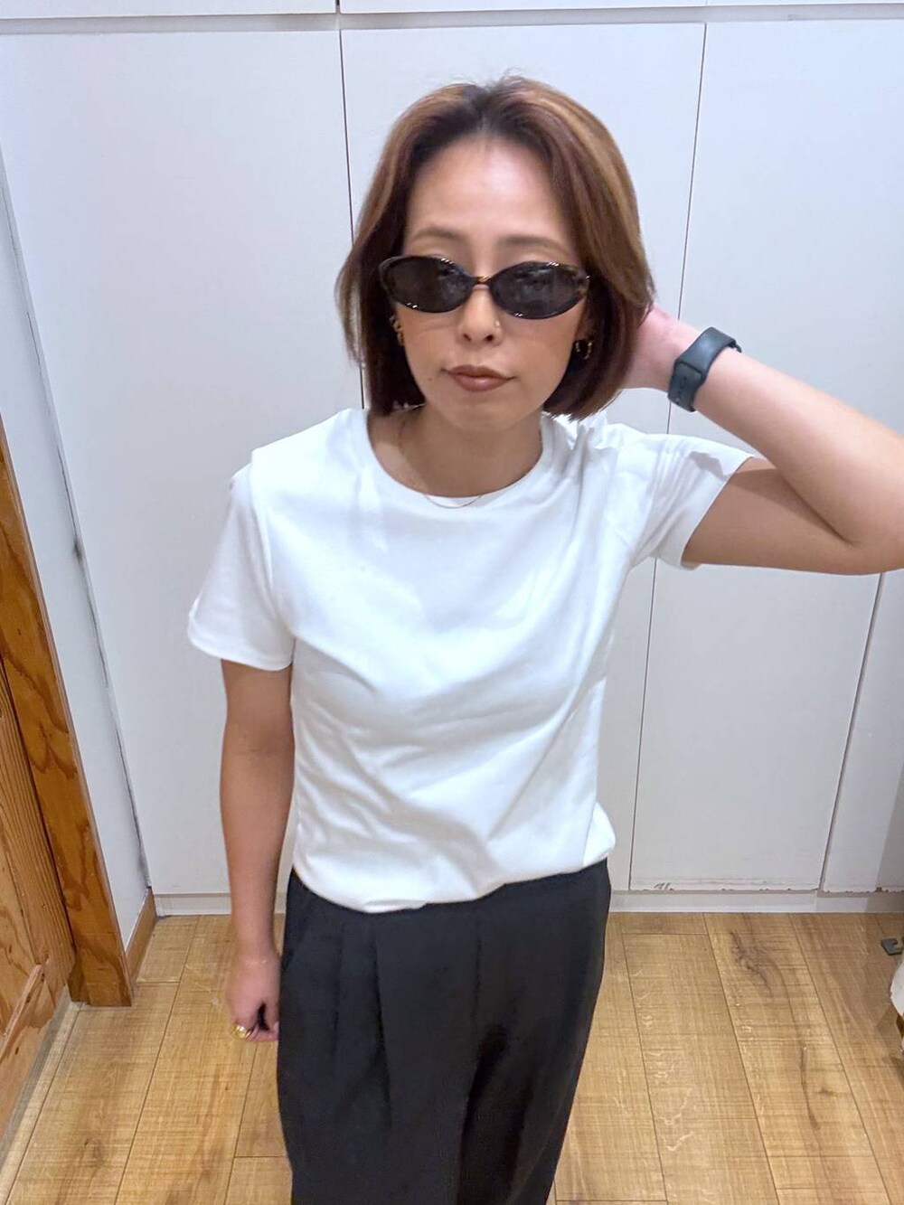 ブラック系のローファー、グレー系のカーディガン/ボレロ、ホワイト系のTシャツ/カットソーを着用したレディースの春コーディネートの5枚目の写真