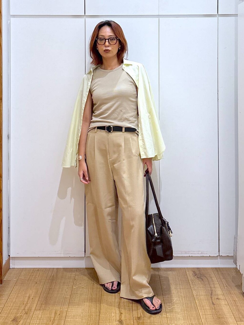 ベージュ系のその他パンツ、ベージュ系のタンクトップ、ブラウン系のボストンバッグを着用したレディースの夏コーディネートの3枚目の写真