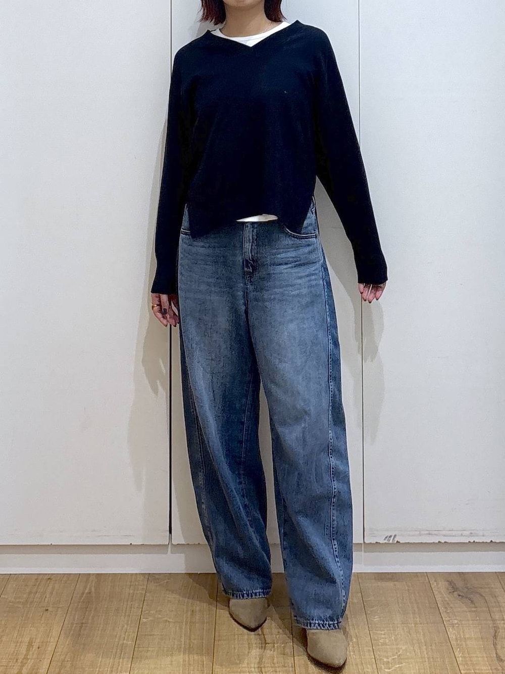 ブルー系のデニムパンツ、ブルー系のニット/セーター、ゴールド系のリングを着用したレディースの春コーディネートの2枚目の写真