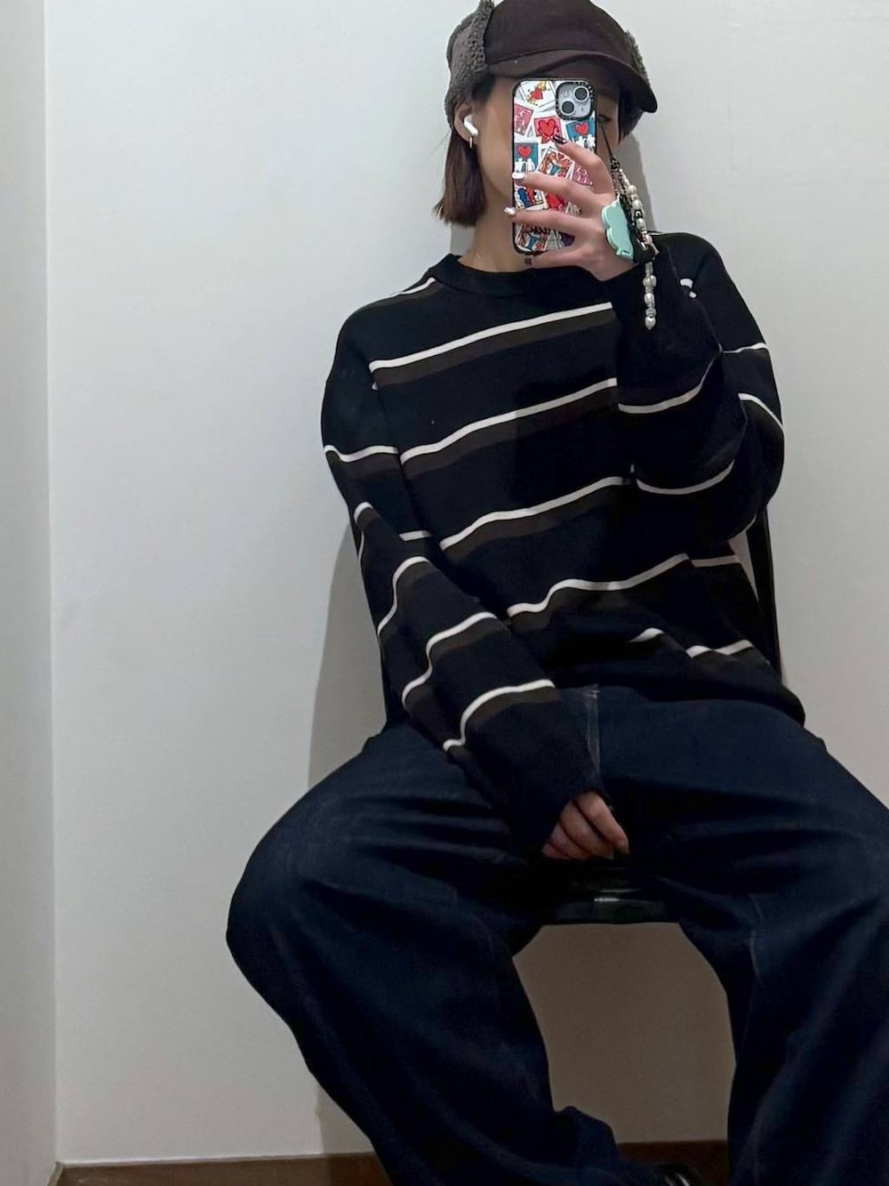 ブラック系のデニムパンツを着用したレディースの冬コーディネートの3枚目の写真