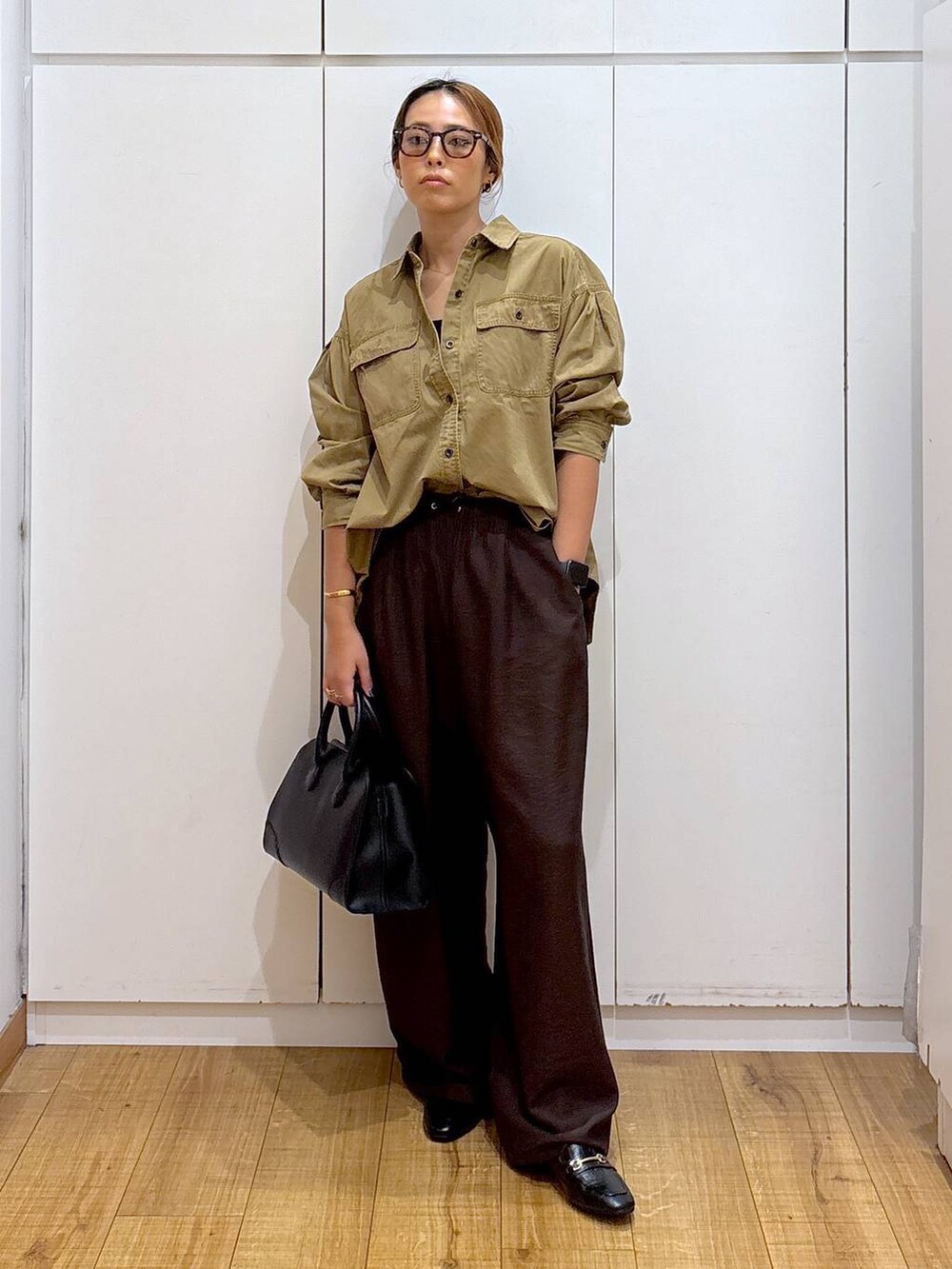 ブラック系のローファー、ブラック系のキャミソール、ブラウン系のその他パンツを着用したレディースの秋コーディネートの3枚目の写真