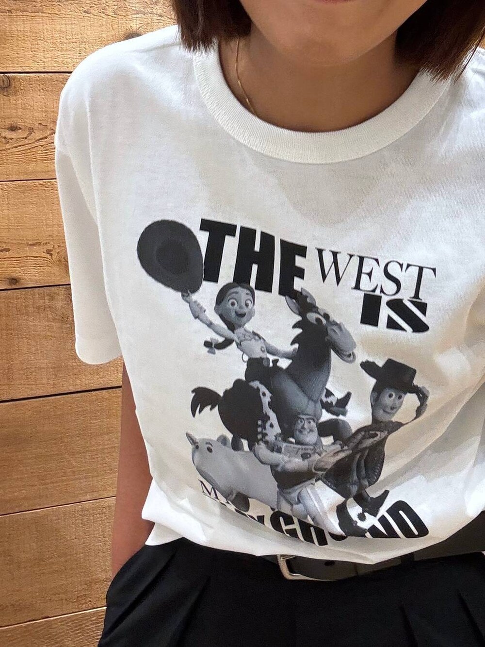 ブラック系のその他パンツ、ホワイト系のTシャツ/カットソーを着用したレディースの夏コーディネートの4枚目の写真