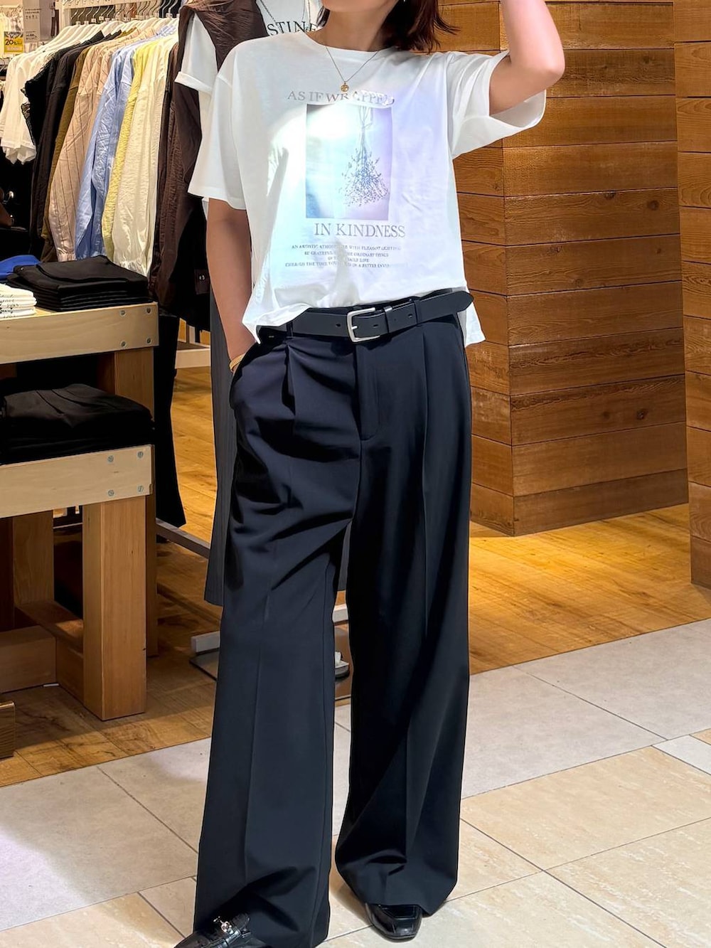 ブラック系のローファー、ブラック系のその他パンツ、ホワイト系のTシャツ/カットソーを着用したレディースの春コーディネートの2枚目の写真