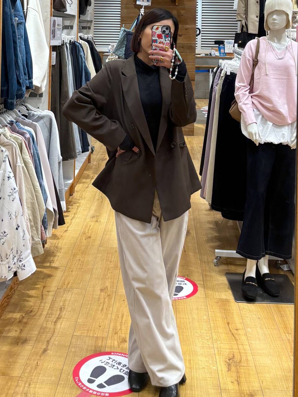 グレー系のその他パンツ、ブラック系のTシャツ/カットソー、ブラック系のブーツを着用したレディースの冬コーディネートの4枚目の写真