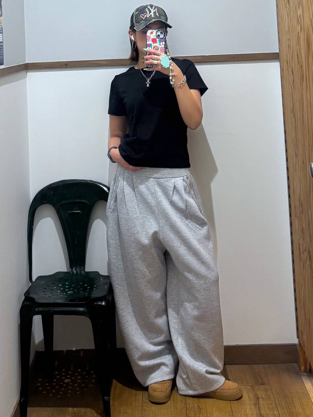 ブラック系のTシャツ/カットソー、グレー系のその他パンツを着用したレディースの夏コーディネートの2枚目の写真