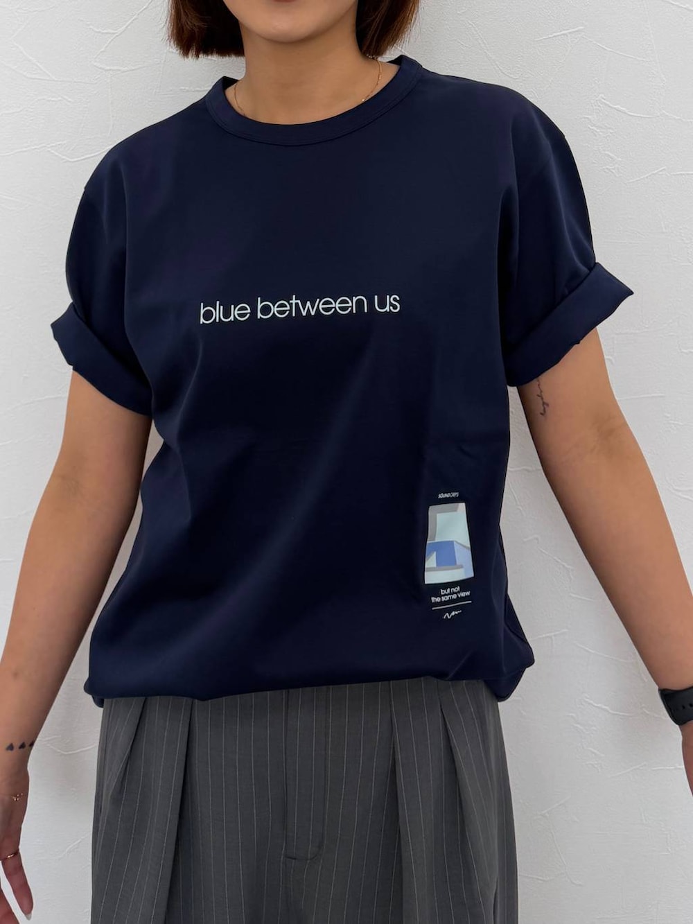 グレー系のその他パンツ、ブルー系のTシャツ/カットソーを着用したレディースの春コーディネートの2枚目の写真