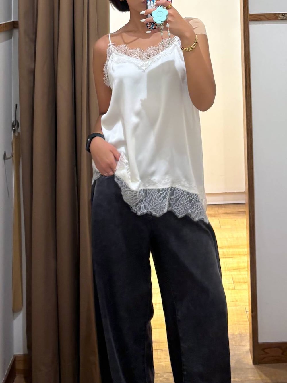 ブラック系のデニムパンツ、ホワイト系のキャミソールを着用したレディースの夏コーディネートの4枚目の写真