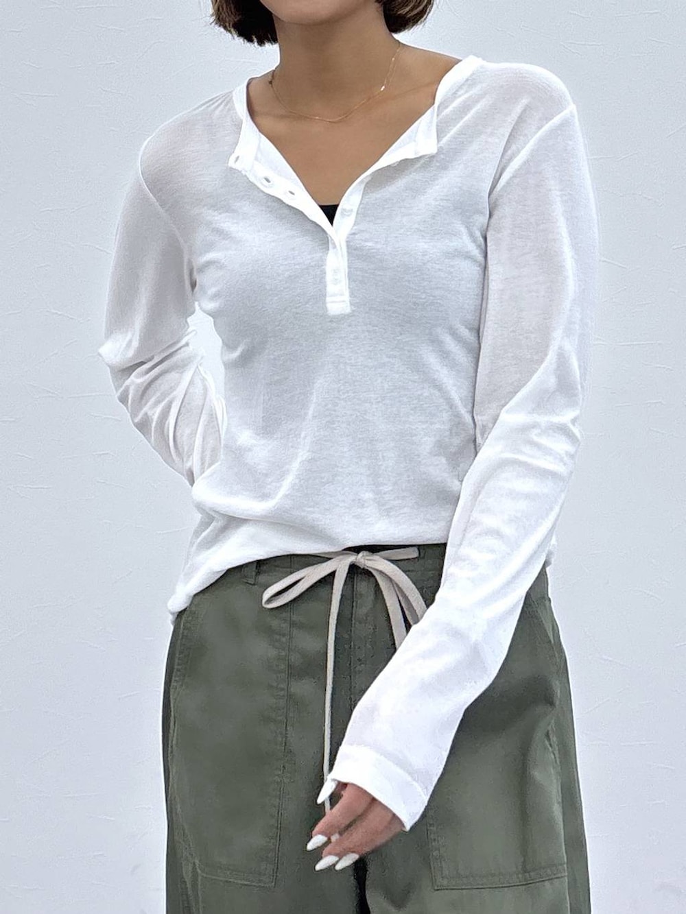ホワイト系のTシャツ/カットソー、ブラック系のキャミソール、グリーン系のその他パンツを着用したレディースの夏コーディネートの6枚目の写真