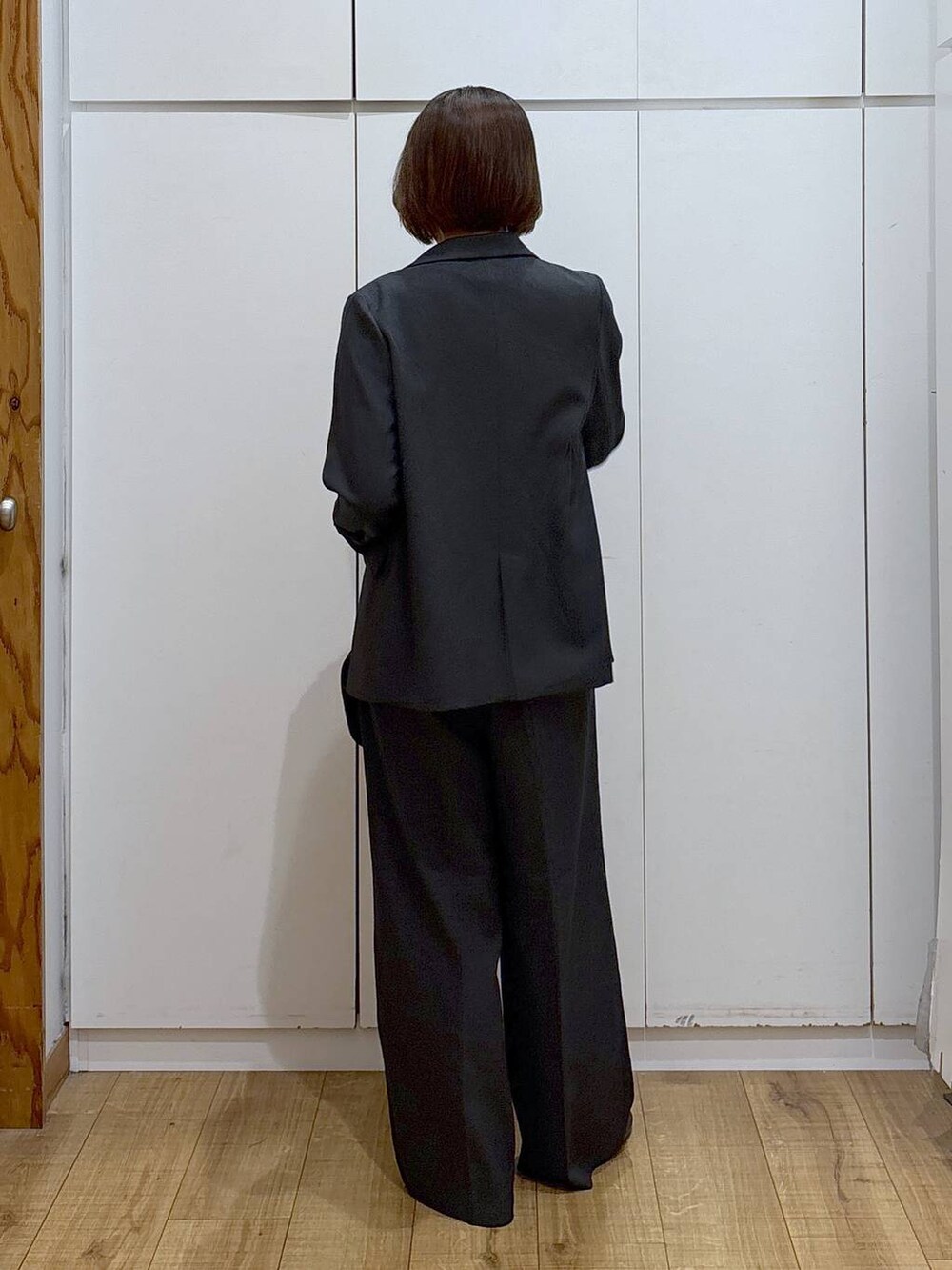 ブラック系のローファー、グレー系のその他パンツ、グレー系のテーラードジャケットを着用したレディースの秋コーディネートの7枚目の写真