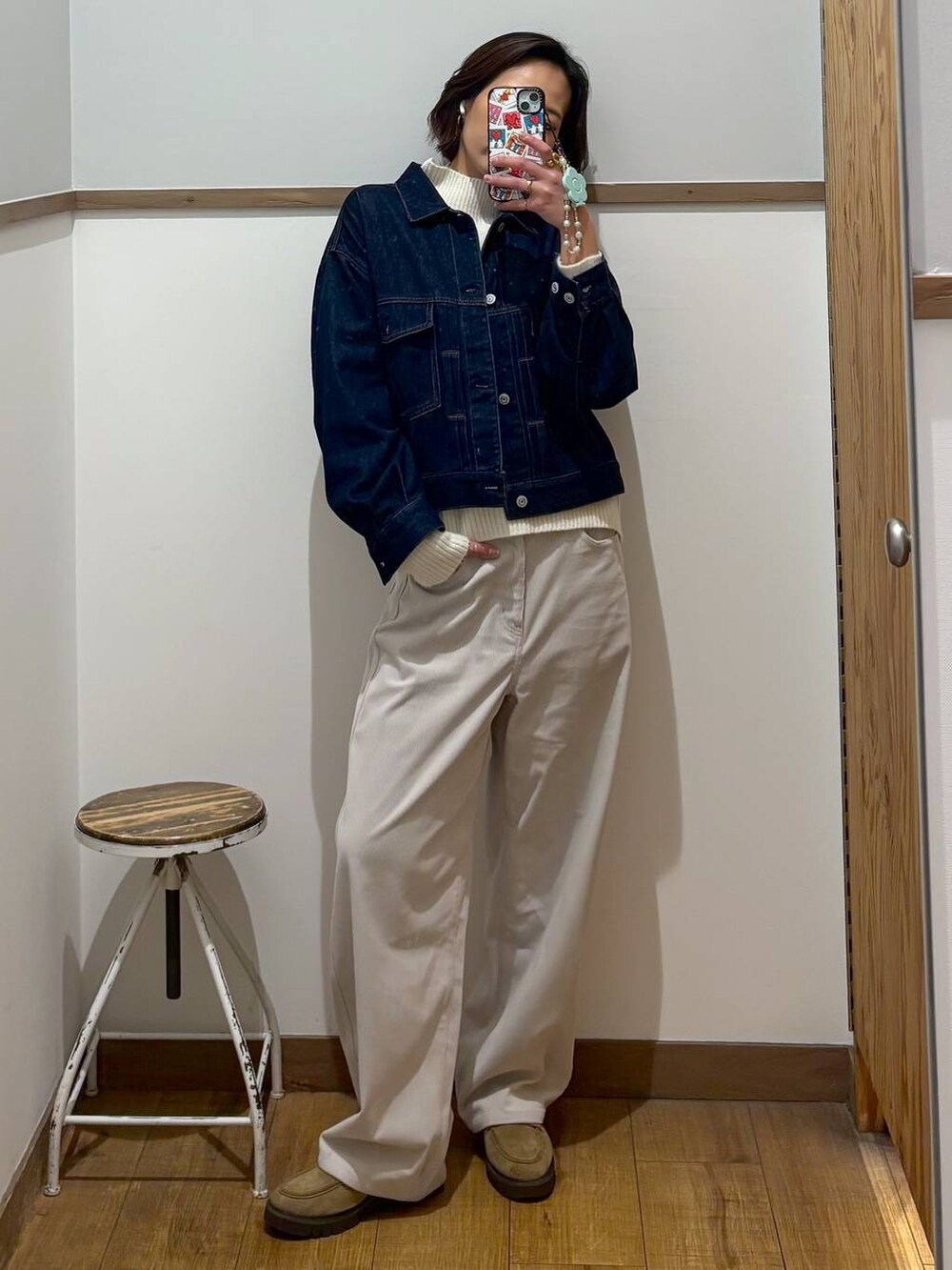 グレー系のその他パンツ、ベージュ系のローファー、ホワイト系のニット/セーターを着用したレディースの冬コーディネートの2枚目の写真