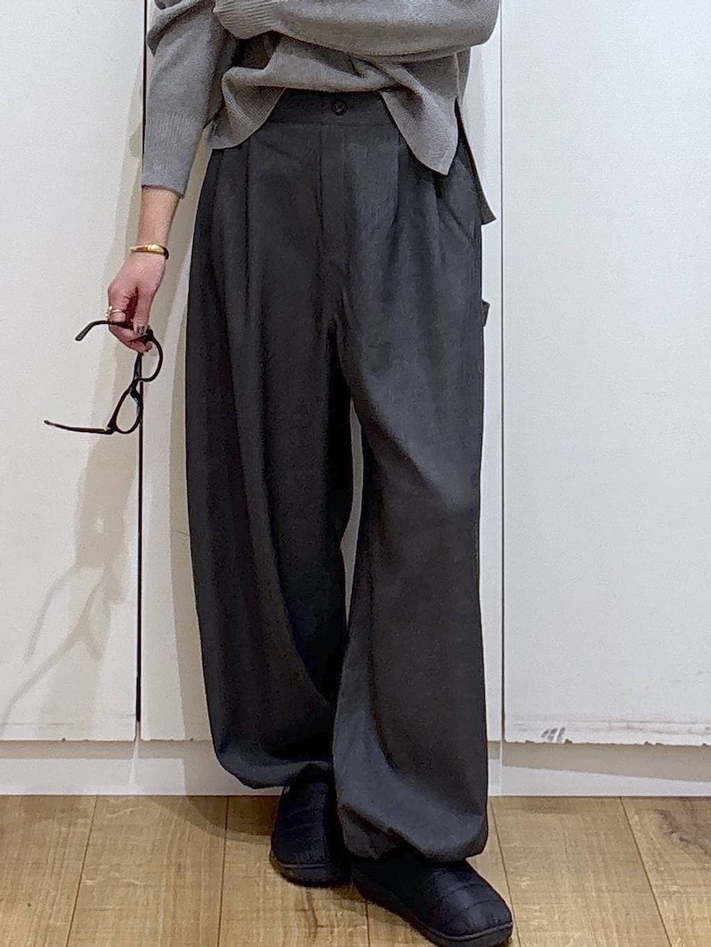 グレー系のニット/セーター、グレー系のその他パンツを着用したレディースの冬コーディネートの2枚目の写真