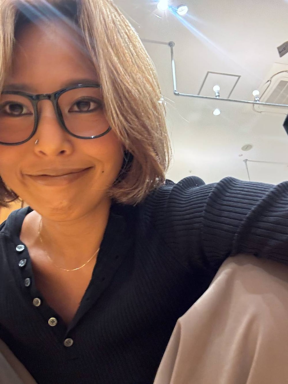 ブラック系のパーカー、グリーン系のその他パンツ、ブラック系のローファーを着用したレディースの秋コーディネートの6枚目の写真