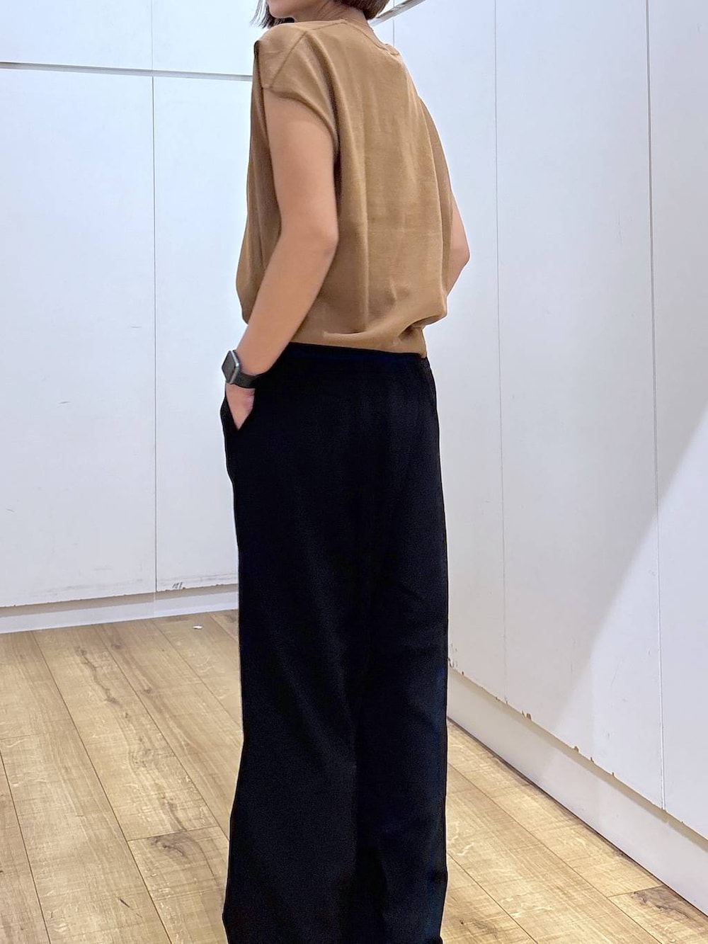 ブラック系のその他パンツ、ブラウン系のTシャツ/カットソー、ベージュ系のサンダルを着用したレディースの夏コーディネートの3枚目の写真