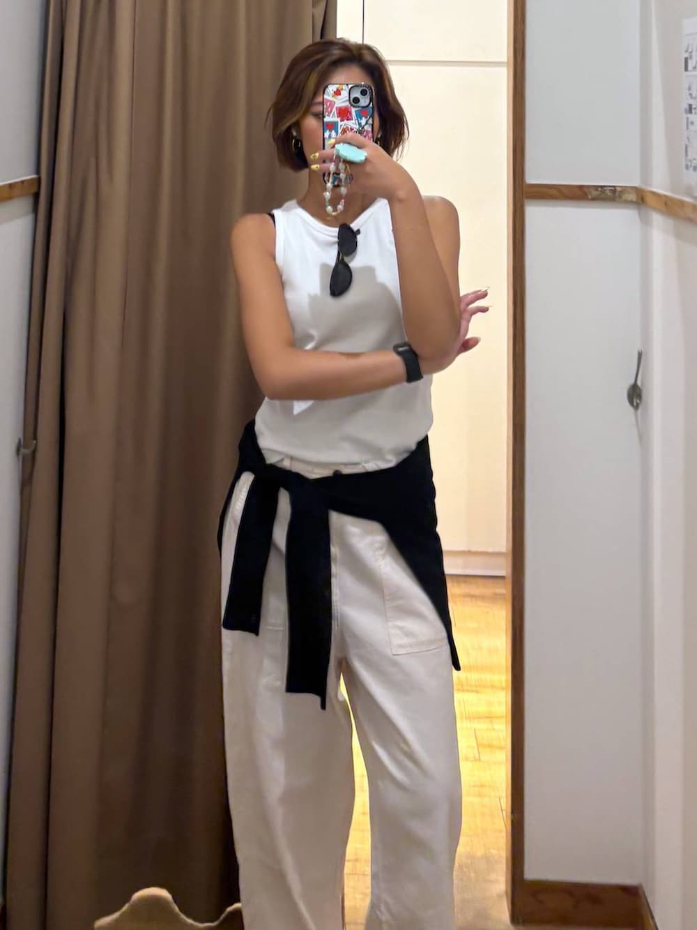 ベージュ系のその他パンツ、ブラック系のカーディガン/ボレロ、ブラック系のサンダルを着用したレディースの夏コーディネートの4枚目の写真