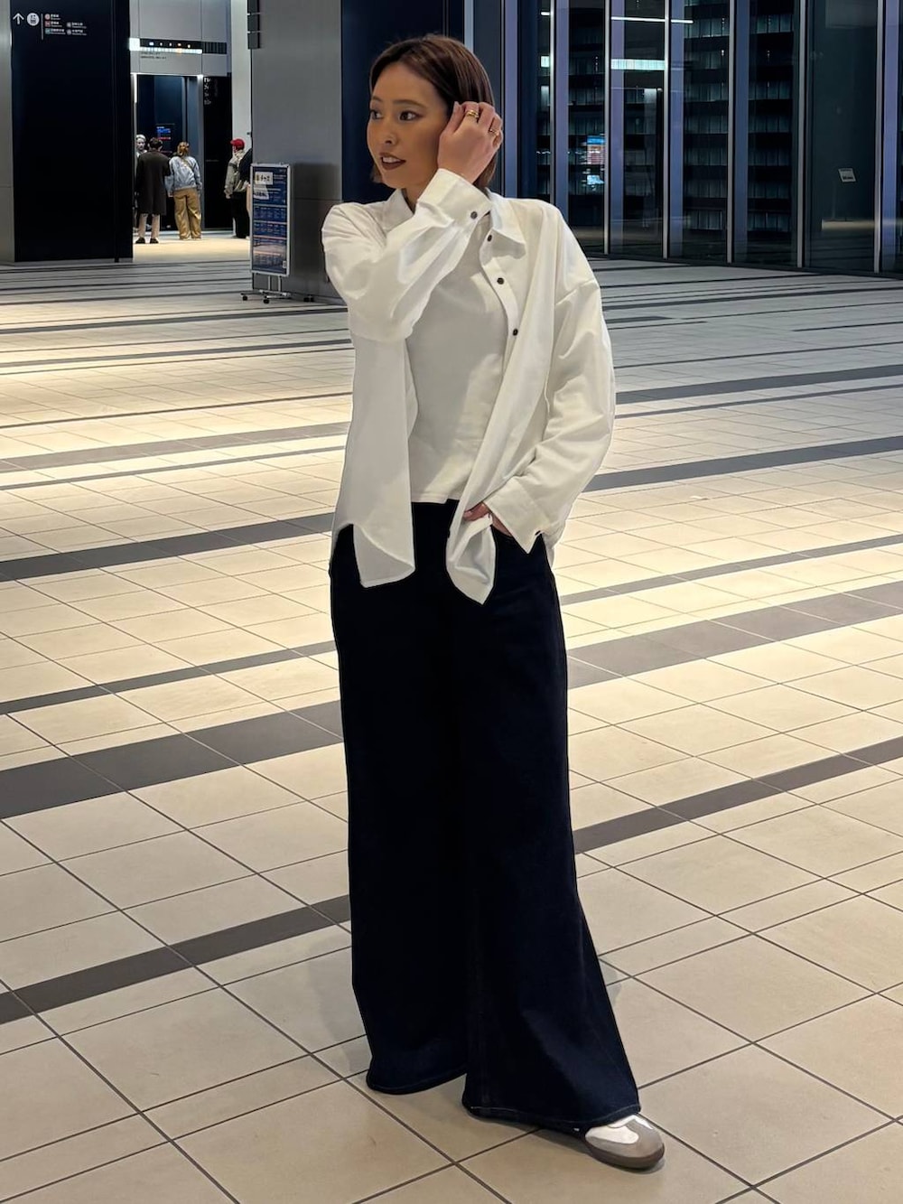 ホワイト系のシャツ/ブラウスを着用したレディースの春コーディネートの2枚目の写真