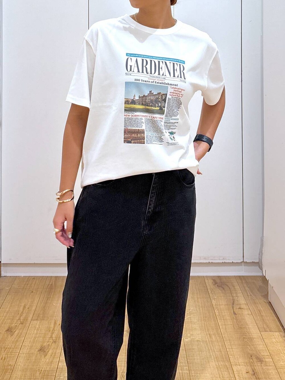 ベージュ系のテーラードジャケット、ブラック系のデニムパンツ、ベージュ系のローファーを着用したレディースの秋コーディネートの5枚目の写真