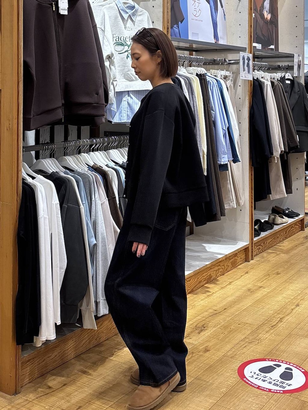 ブルー系のデニムパンツ、ブラック系のカーディガン/ボレロを着用したレディースの冬コーディネートの3枚目の写真