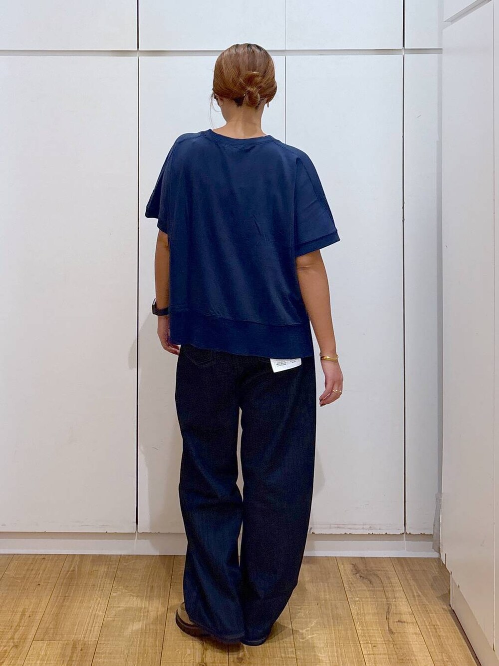 ブルー系のデニムパンツ、ベージュ系のローファー、ブルー系のTシャツ/カットソーを着用したレディースの秋コーディネートの6枚目の写真