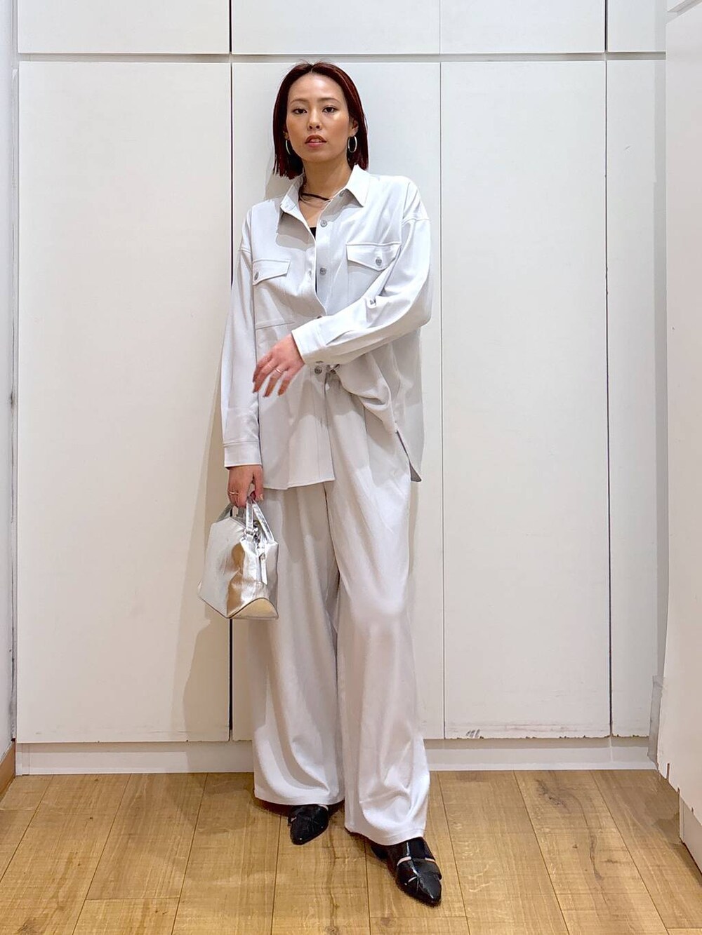 シルバー系のショルダーバッグ、グレー系のその他パンツ、グレー系のシャツ/ブラウスを着用したレディースの春コーディネートの2枚目の写真