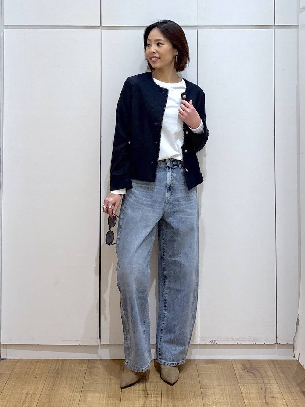 ホワイト系のTシャツ/カットソー、ブルー系のテーラードジャケット、ベージュ系のブーツを着用したレディースの冬コーディネートの4枚目の写真