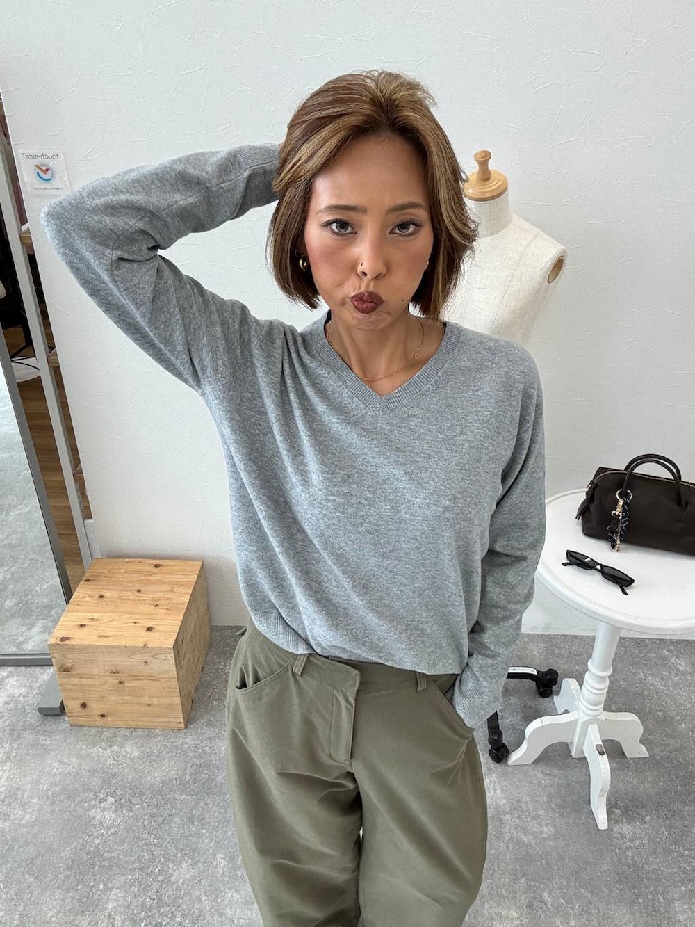 グリーン系のその他パンツを着用したレディースの秋コーディネートの4枚目の写真