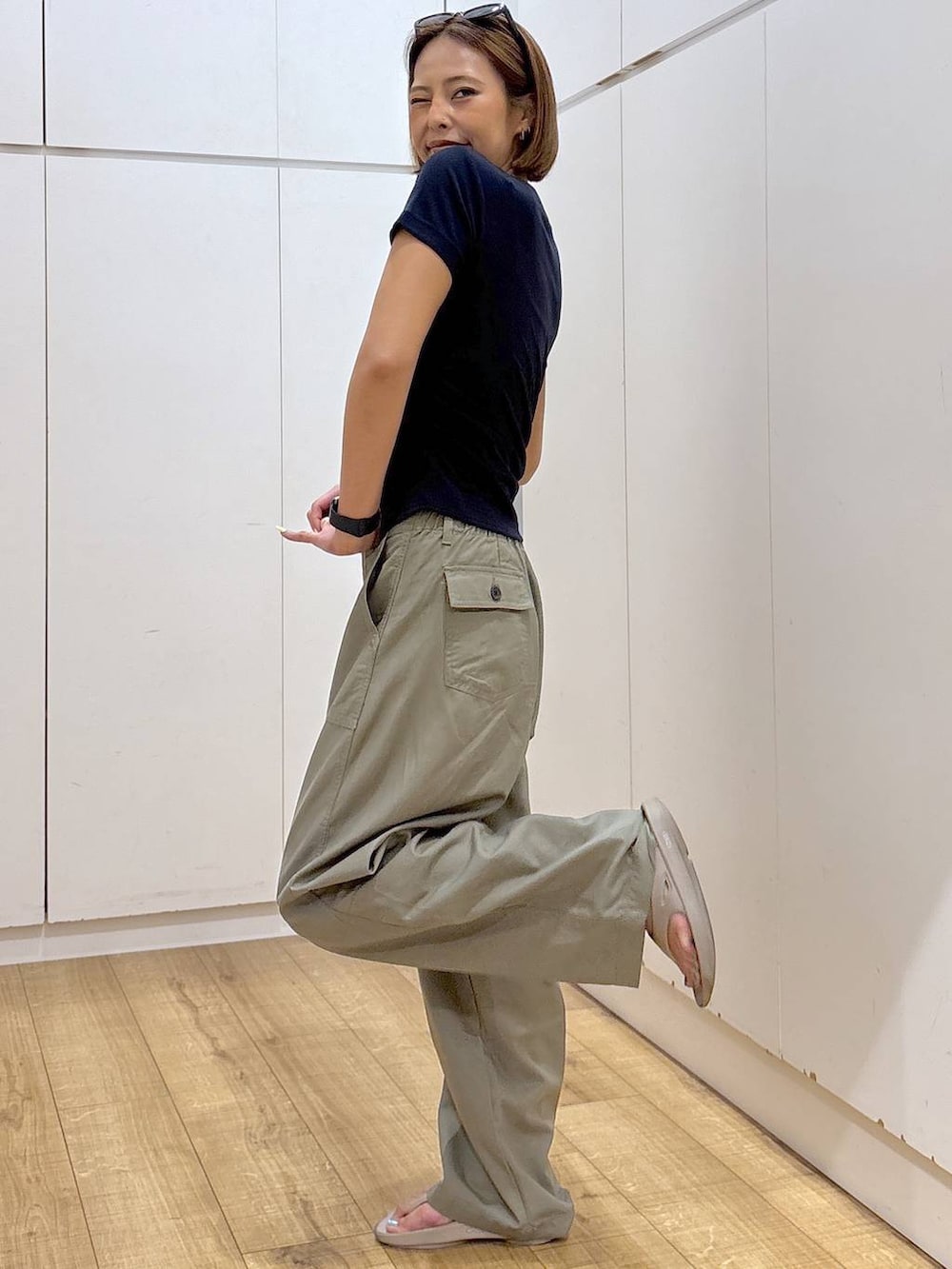 グリーン系のその他パンツ、ベージュ系のサンダルを着用したレディースの夏コーディネートの6枚目の写真