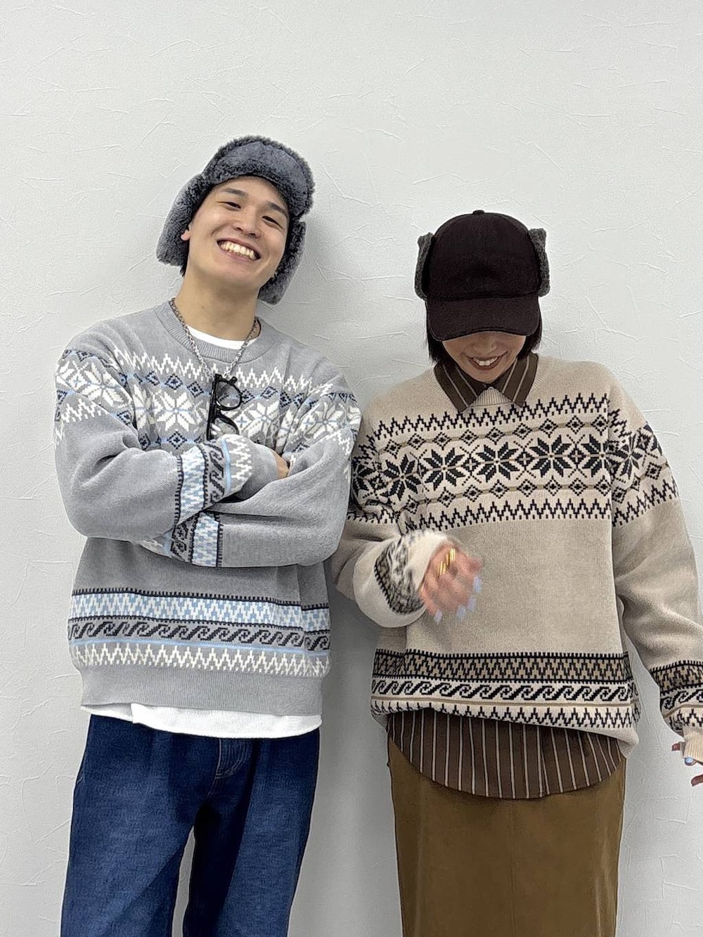 ベージュ系のスニーカー、イエロー系のシャツ/ブラウス、ベージュ系のスカートを着用したレディースの冬コーディネートの4枚目の写真