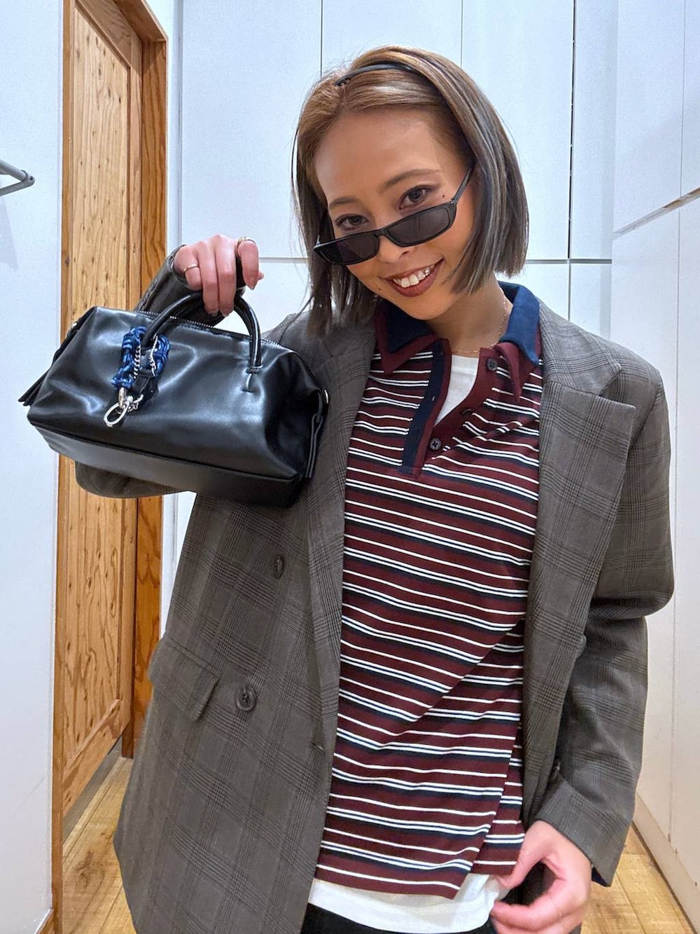 レッド系のTシャツ/カットソー、ホワイト系のTシャツ/カットソー、ブラック系のボストンバッグを着用したレディースの秋コーディネートの5枚目の写真