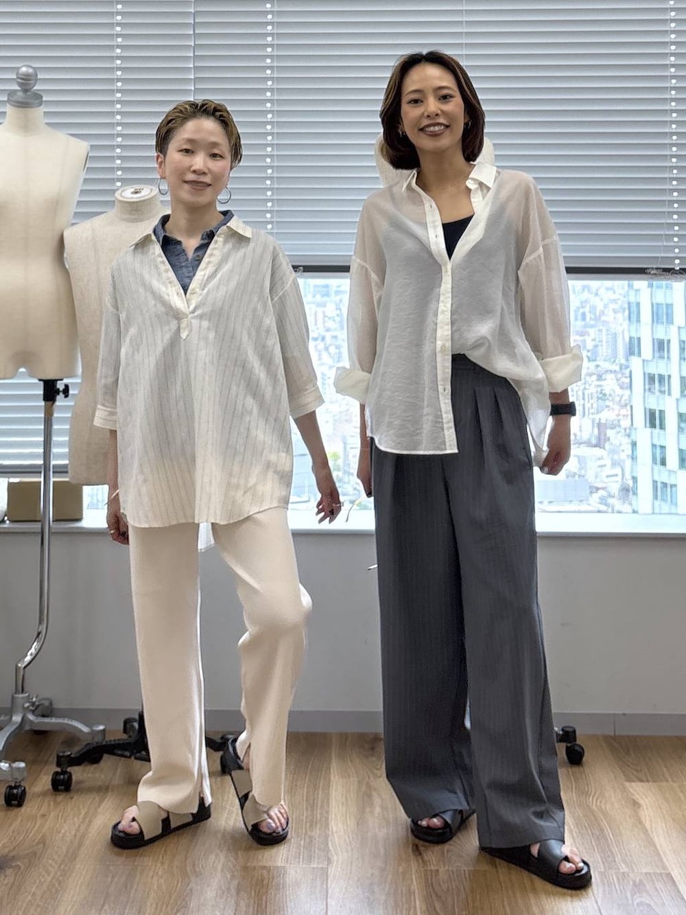 ホワイト系のキャミソール、グレー系のその他パンツ、ホワイト系のシャツ/ブラウスを着用したレディースの春コーディネートの3枚目の写真