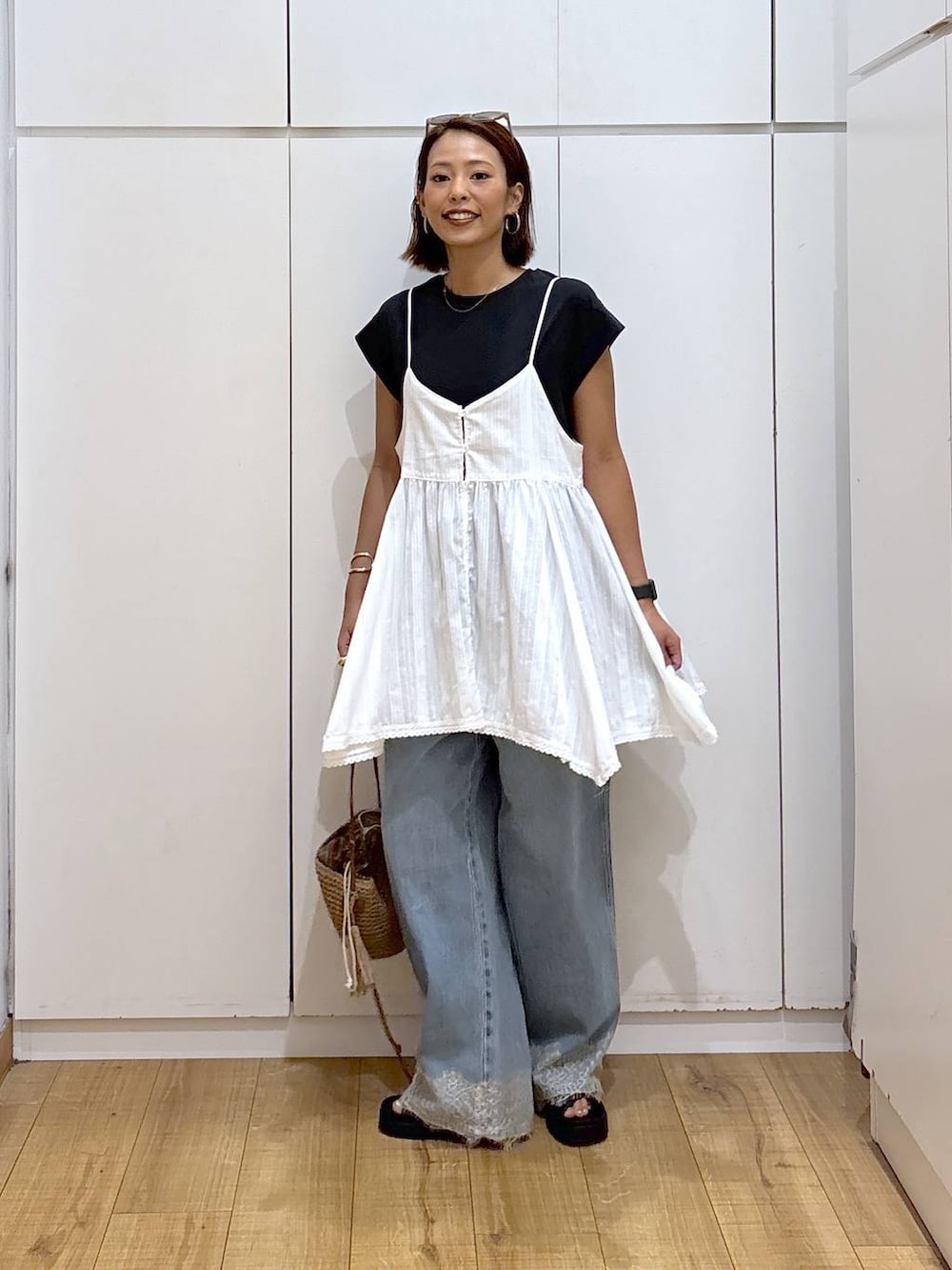 ホワイト系のシャツ/ブラウス、ブラック系のTシャツ/カットソー、ベージュ系のショルダーバッグを着用したレディースの夏コーディネートの6枚目の写真