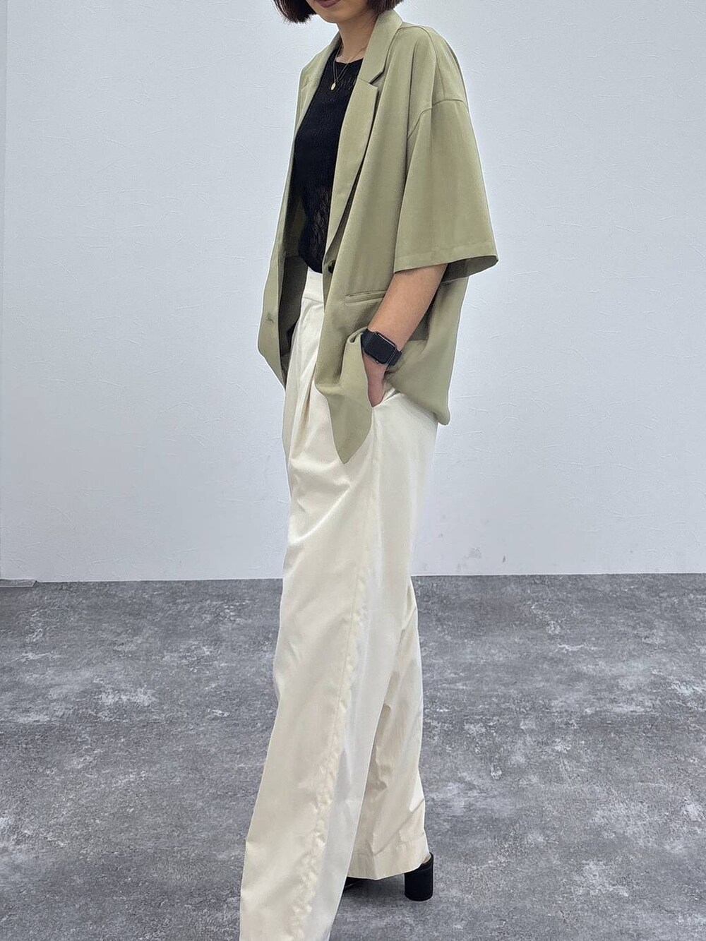 ブラック系のTシャツ/カットソー、ゴールド系のネックレスを着用したレディースの春コーディネートの5枚目の写真