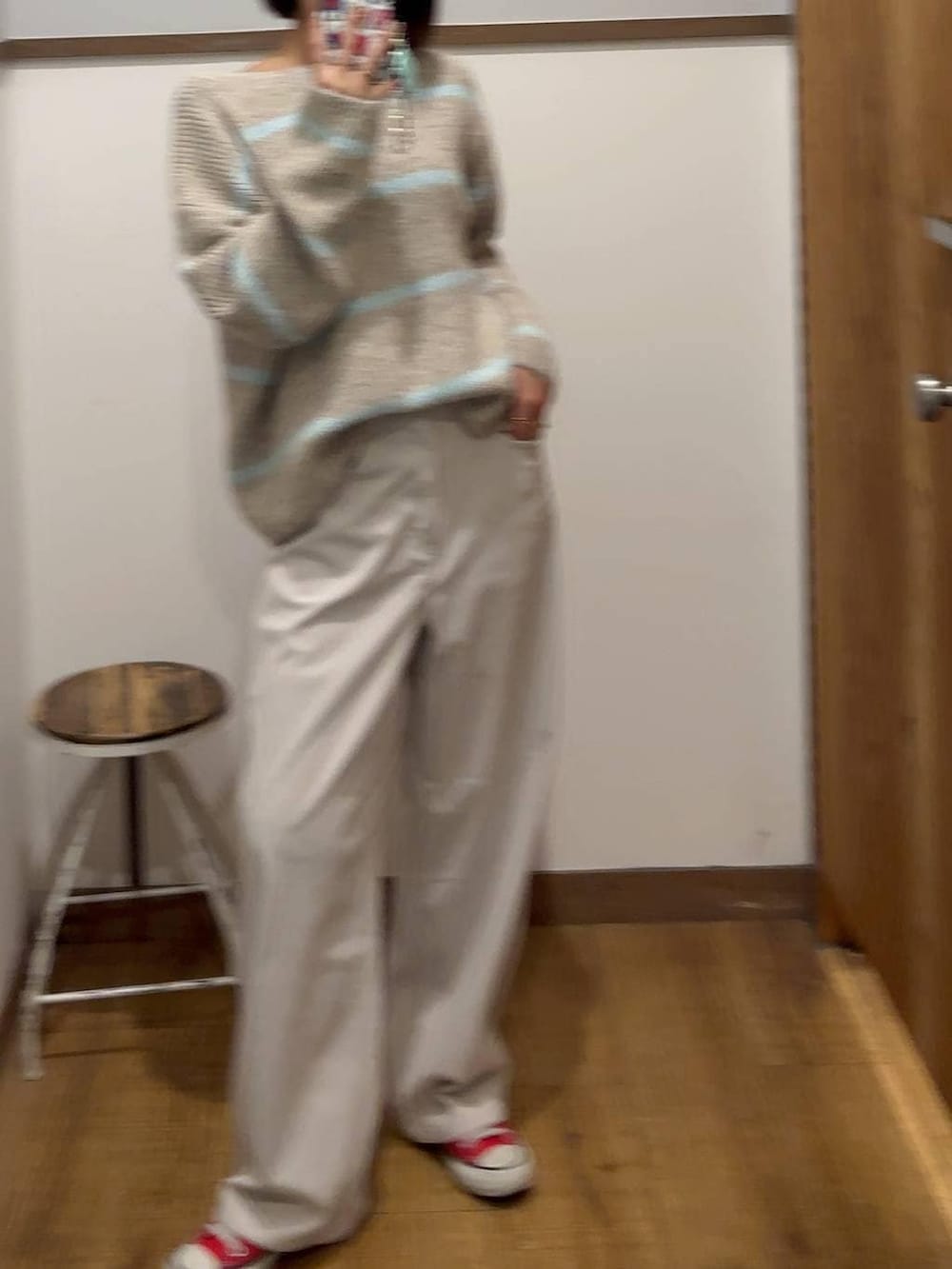 グレー系のその他パンツ、ベージュ系のニット/セーターを着用したレディースの秋コーディネートの4枚目の写真