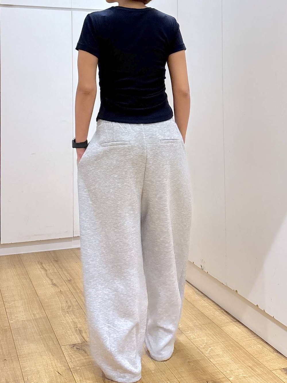 グレー系のその他パンツ、ベージュ系のサンダルを着用したレディースの夏コーディネートの2枚目の写真
