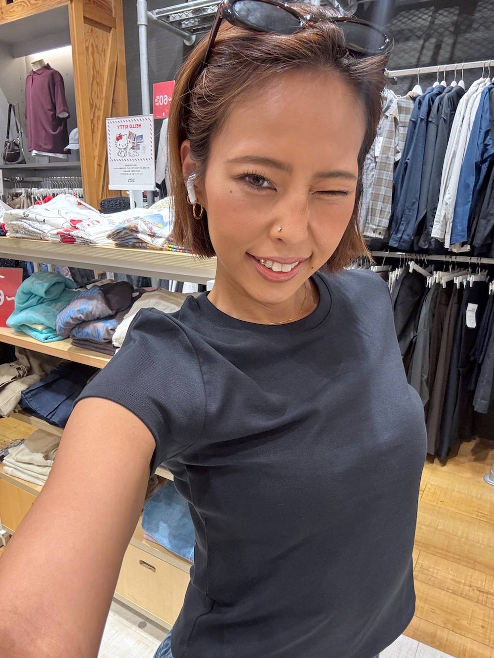ブルー系のデニムパンツを着用したレディースの夏コーディネートの7枚目の写真