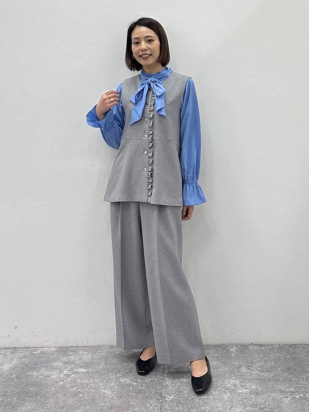 ブラック系のパンプス、グレー系のその他パンツ、グレー系のベストを着用したレディースの冬コーディネートの3枚目の写真