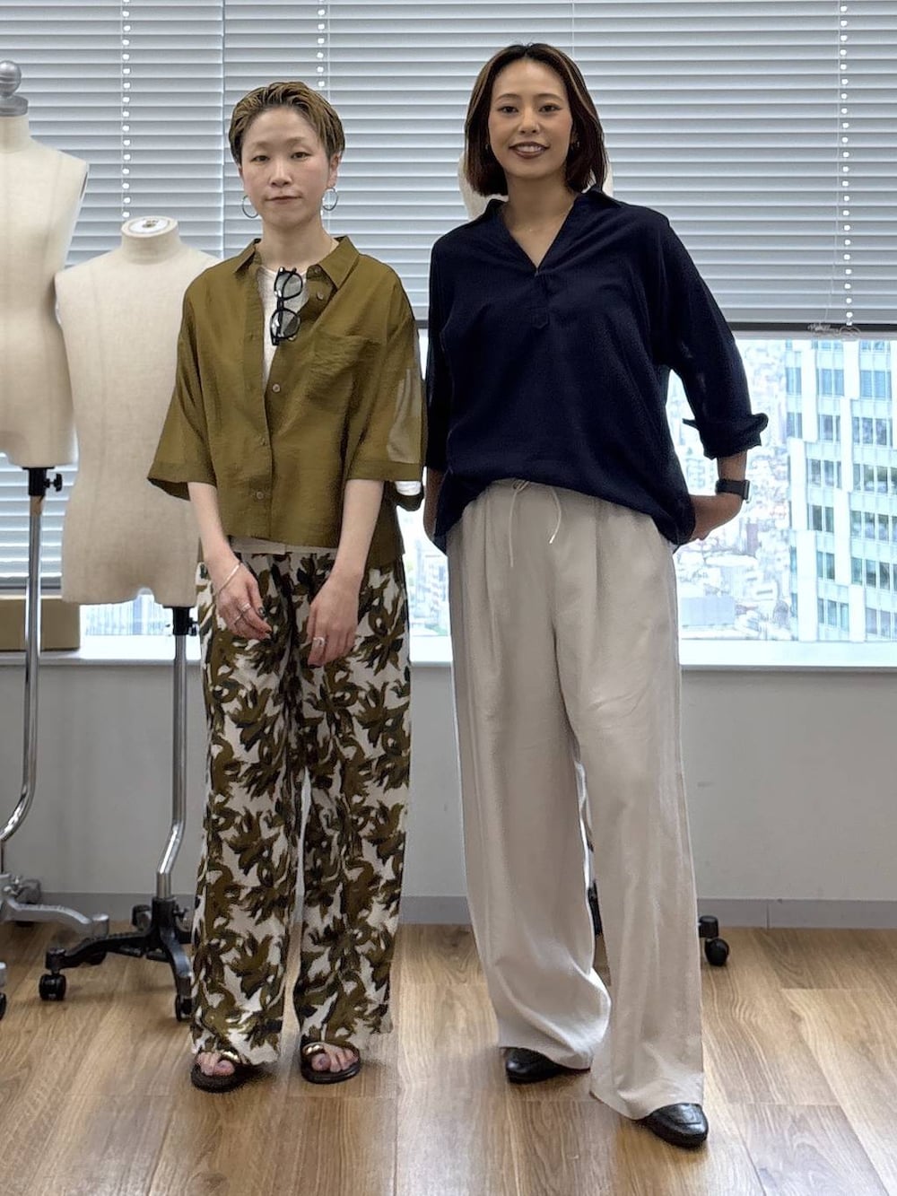 ブラック系のローファー、ブルー系のシャツ/ブラウス、ベージュ系のTシャツ/カットソーを着用したレディースの春コーディネートの3枚目の写真