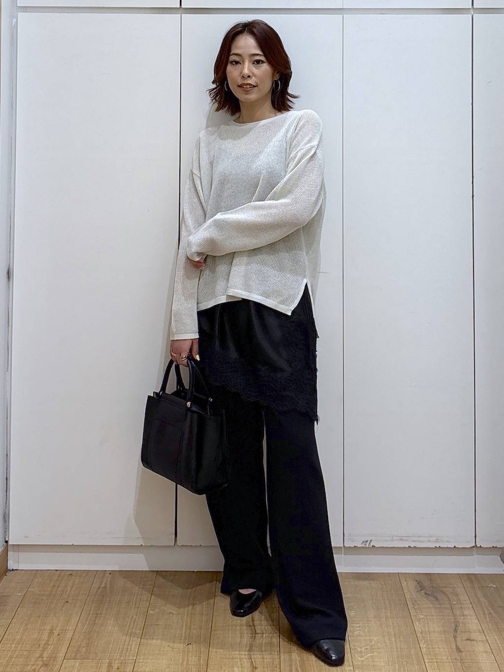 ブラック系のパンプス、ブラック系のトートバッグ、ブラック系のキャミソールを着用したレディースの春コーディネートの2枚目の写真