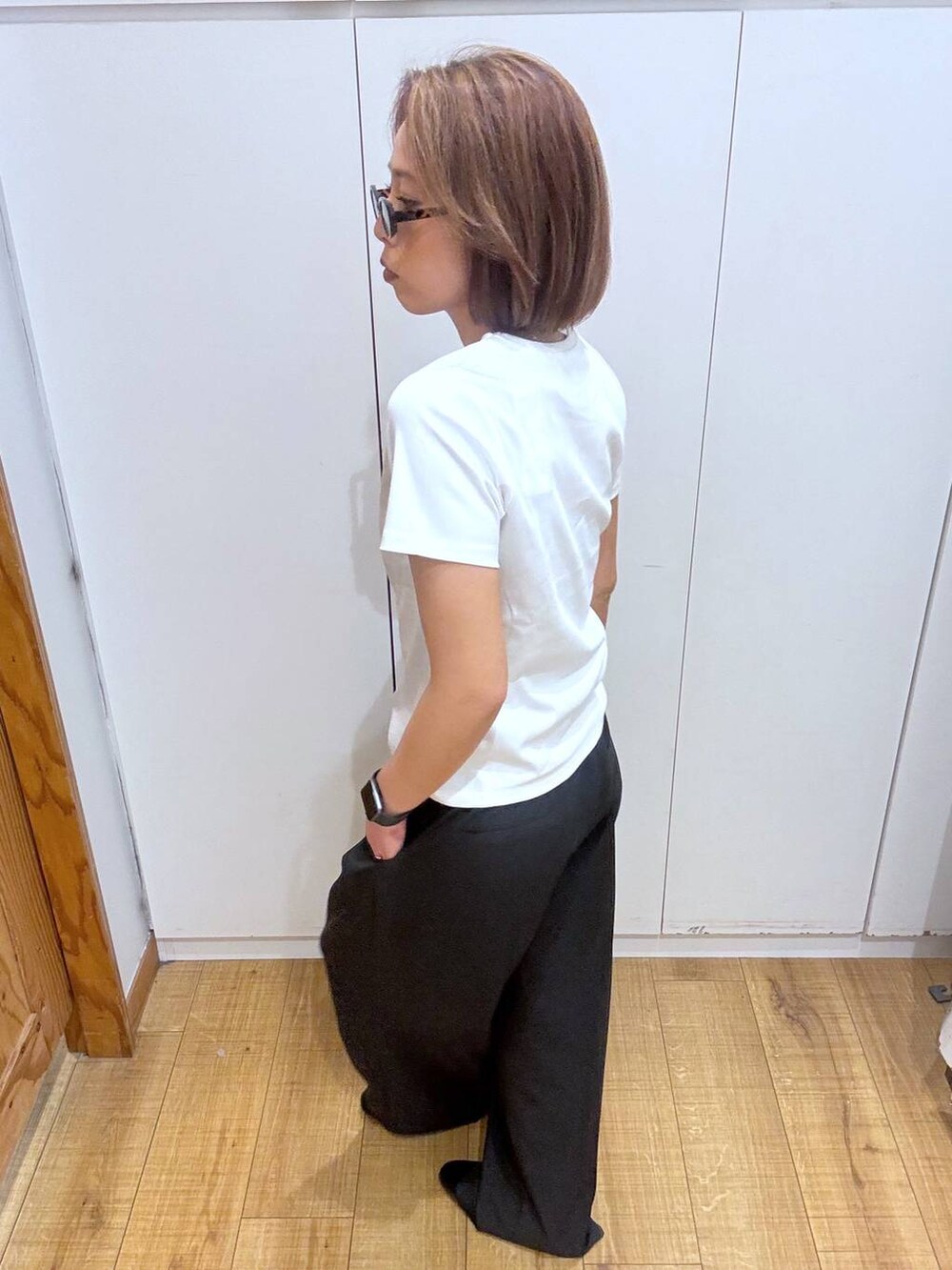 ブラック系のローファー、グレー系のカーディガン/ボレロ、ホワイト系のTシャツ/カットソーを着用したレディースの春コーディネートの2枚目の写真