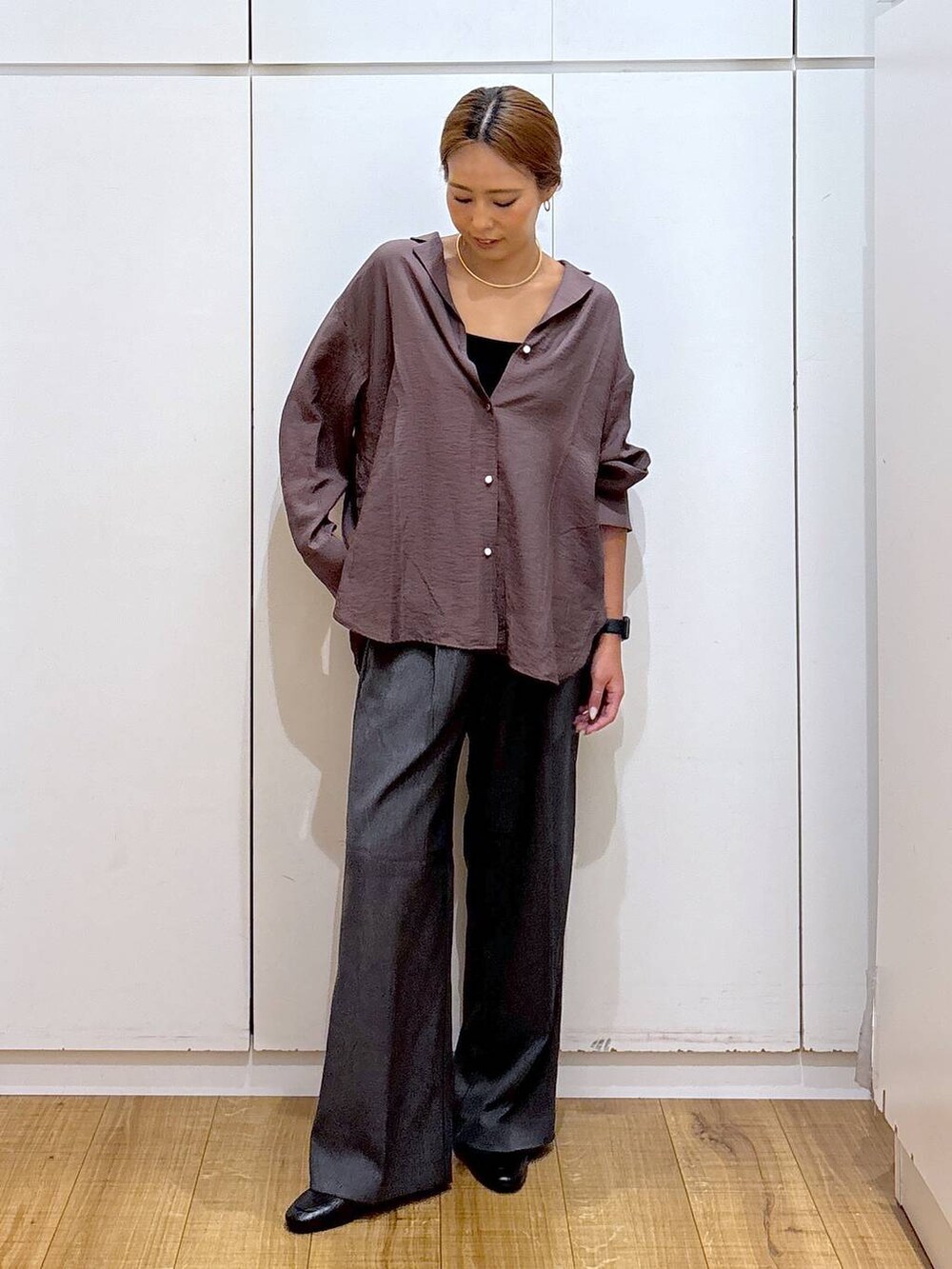 ブラック系のローファー、ブラック系のキャミソール、グレー系のその他パンツを着用したレディースの秋コーディネートの2枚目の写真