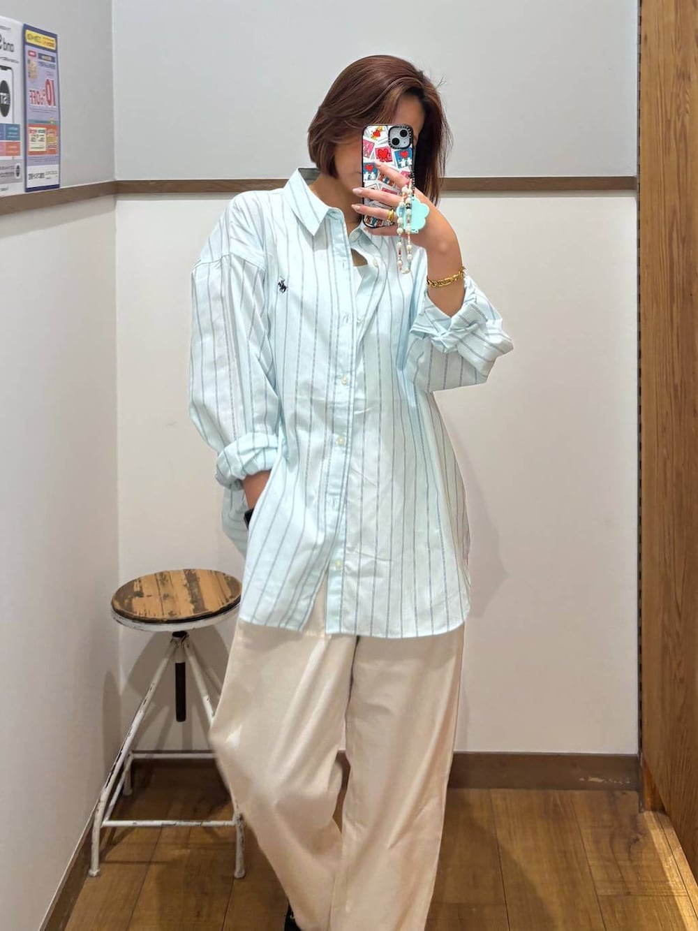 ブラック系のローファー、ブルー系のシャツ/ブラウス、ベージュ系のその他パンツを着用したレディースの春コーディネートの7枚目の写真