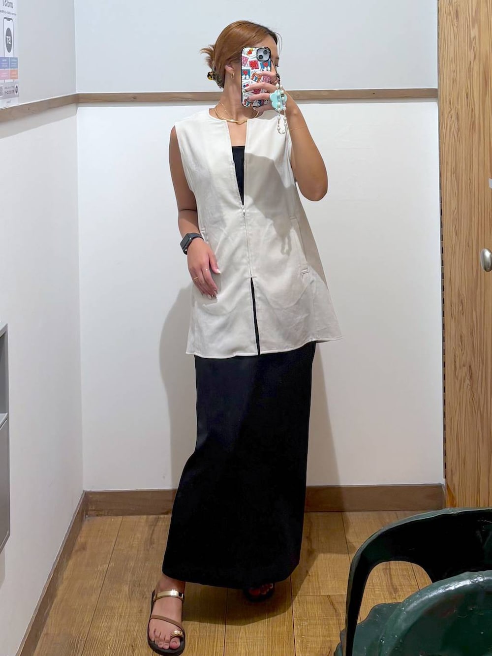 ブラック系のスカート、ブラック系のキャミソール、ブラウン系のサンダルを着用したレディースの秋コーディネートの2枚目の写真