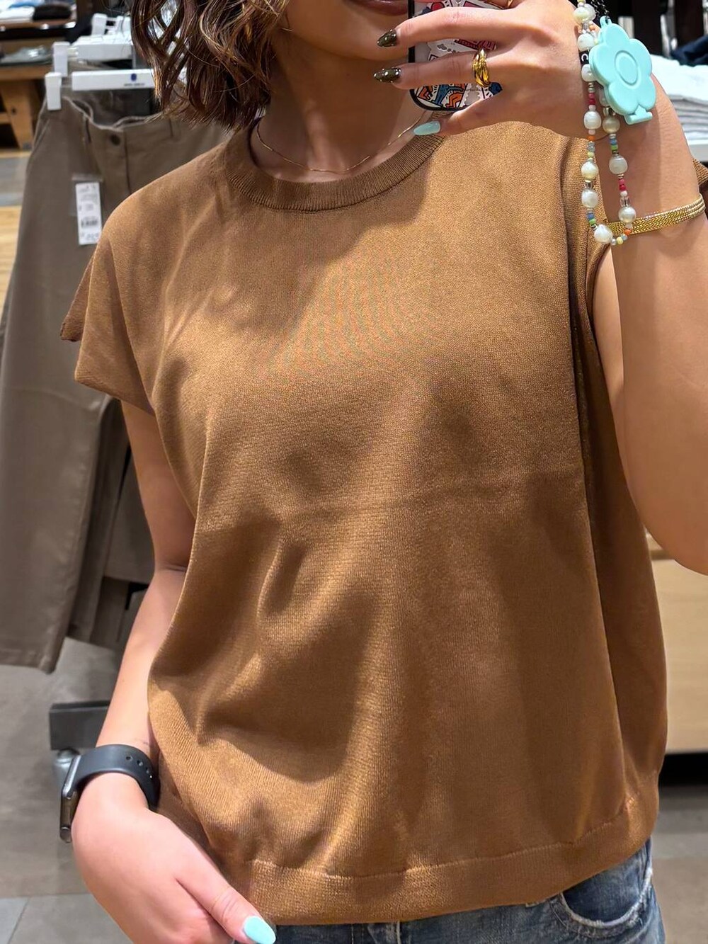 ブラウン系のTシャツ/カットソーを着用したレディースの夏コーディネートの4枚目の写真
