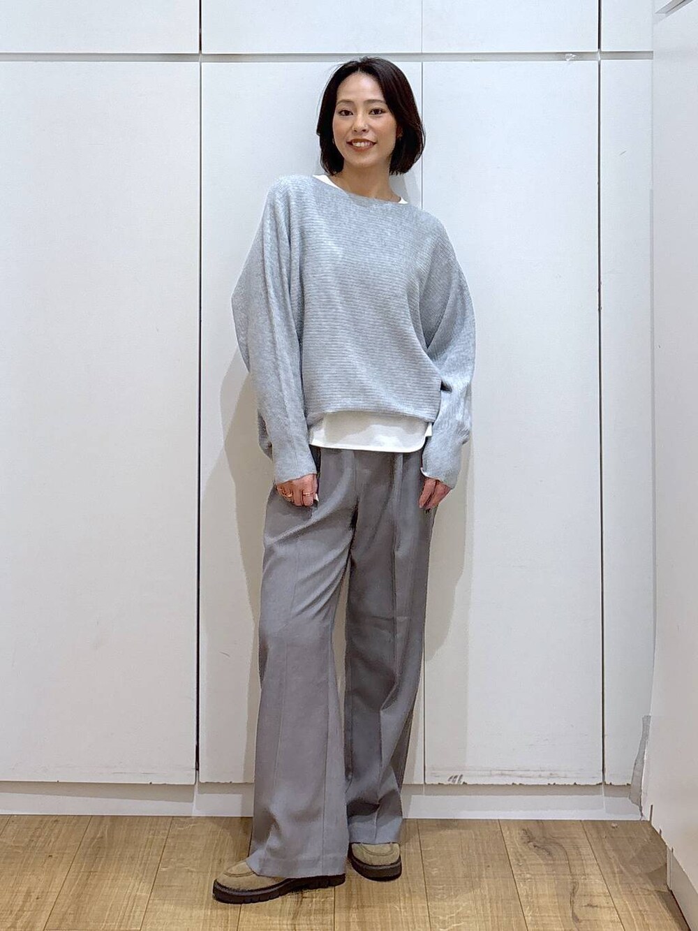 ベージュ系のローファー、グレー系のその他パンツ、ホワイト系のTシャツ/カットソーを着用したレディースの秋コーディネートの2枚目の写真