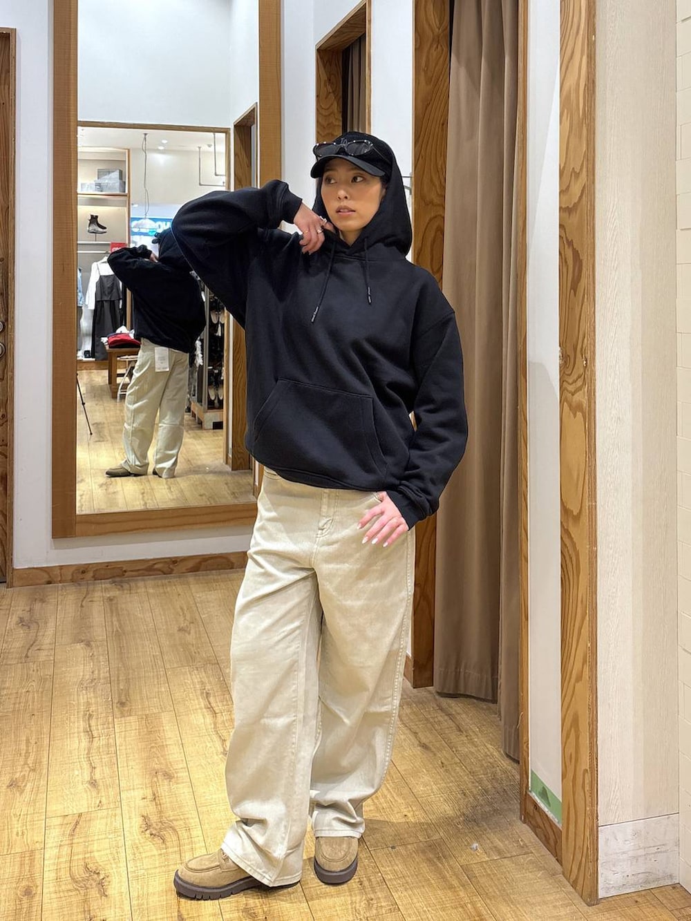 ベージュ系のデニムパンツ、ベージュ系のローファー、ホワイト系のTシャツ/カットソーを着用したレディースの秋コーディネートの7枚目の写真