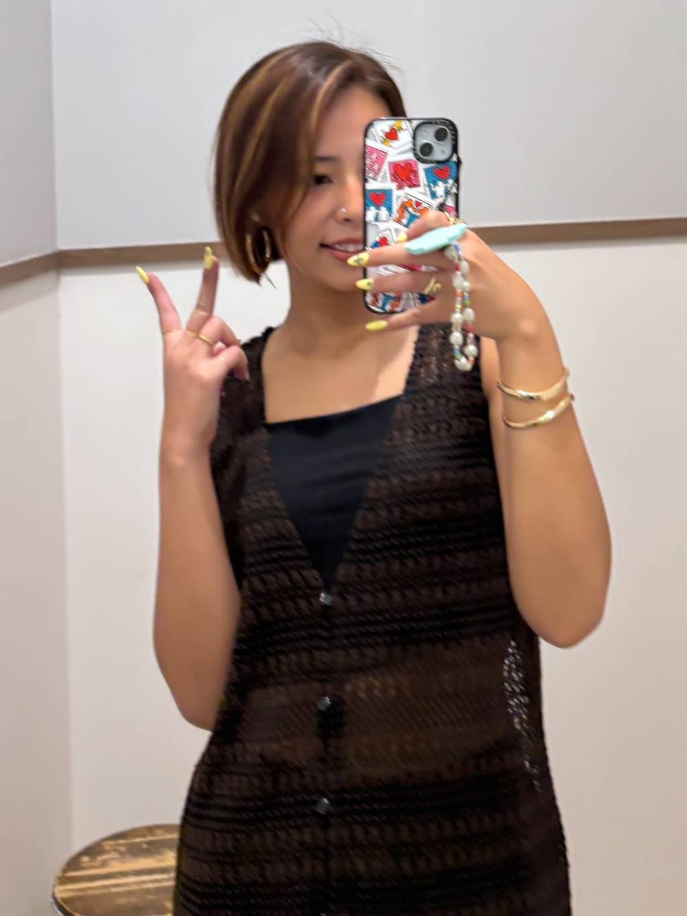 ブラック系のキャミソール、ブラウン系のその他パンツ、ブラウン系のワンピースを着用したレディースの夏コーディネートの4枚目の写真