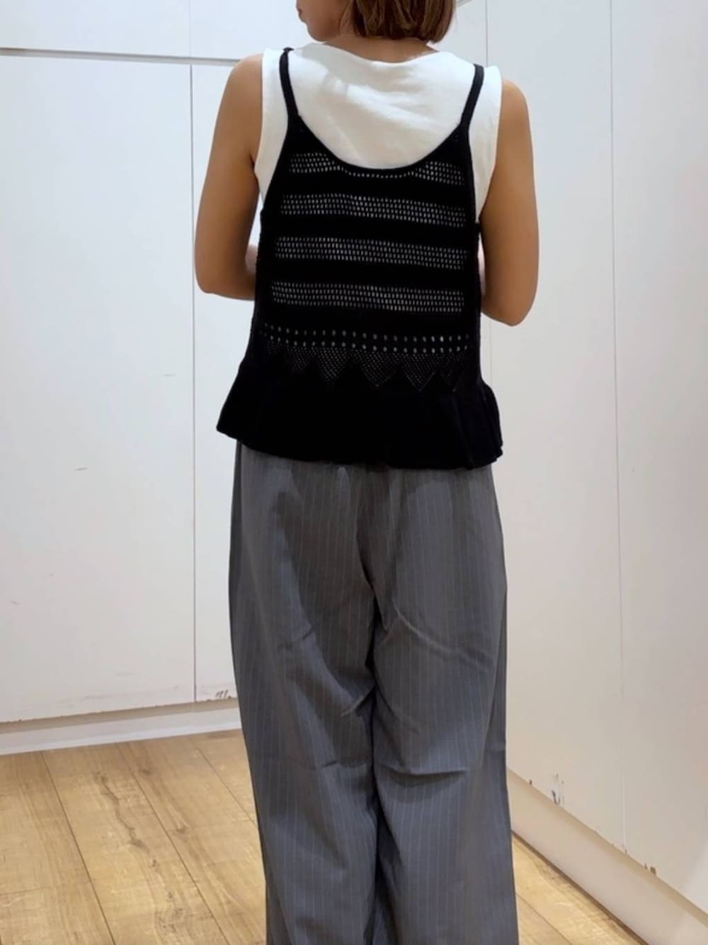 グレー系のその他パンツ、ブラック系のベストを着用したレディースの春コーディネートの6枚目の写真