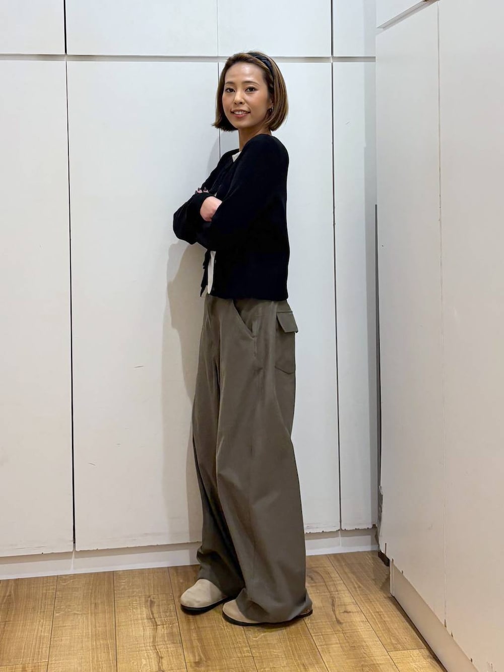 ブラック系のカーディガン/ボレロ、グリーン系のその他パンツ、ブラック系のカチューシャを着用したレディースの秋コーディネートの3枚目の写真